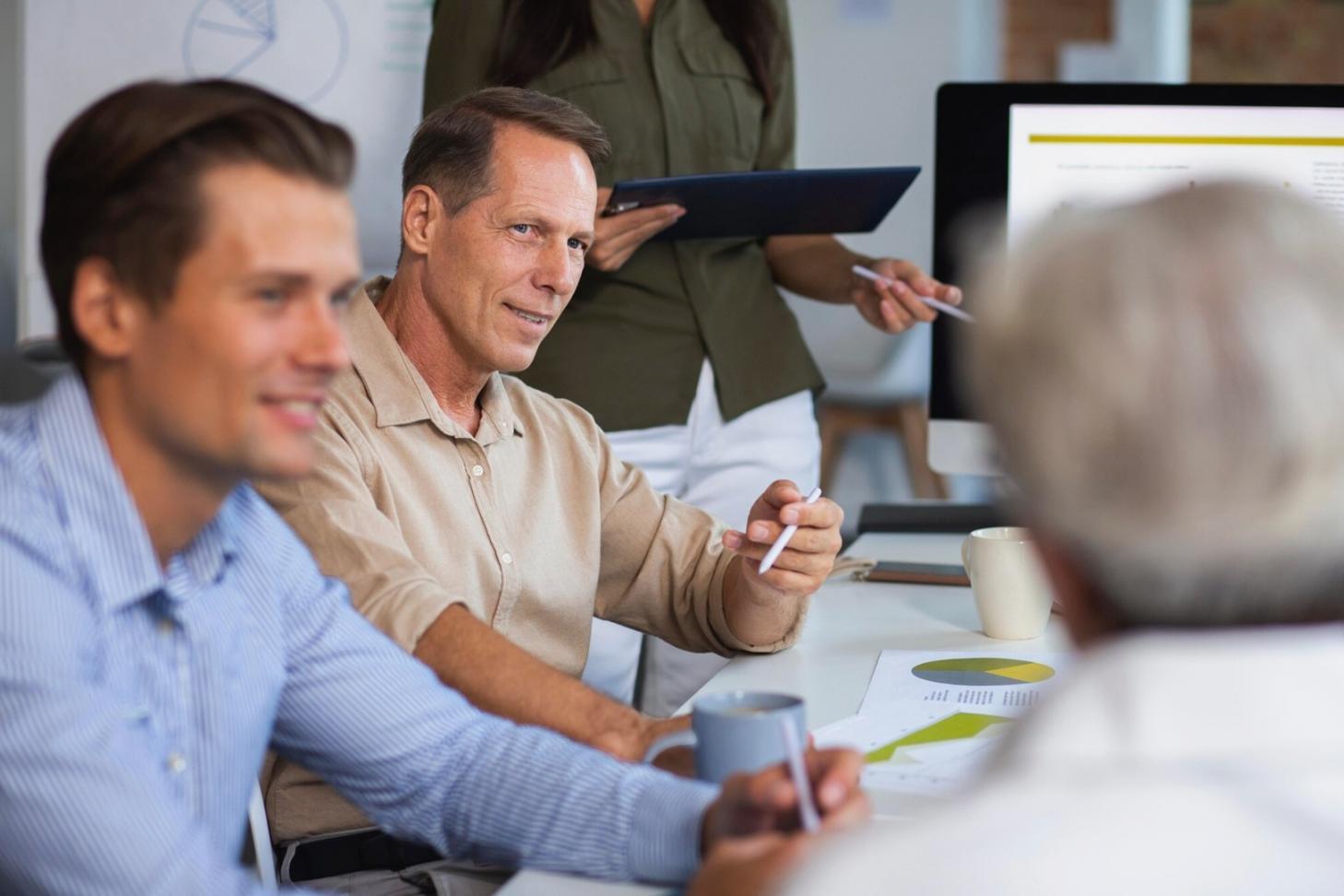 Finanzanalyse Arbeitsplatz mit Charts und Dokumenten